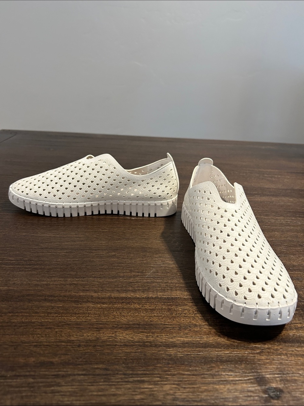Project cloud memory foam women’s SZ 8 Slip-On Perforated Casual Shoes in Cream. - Picture 8 of 11